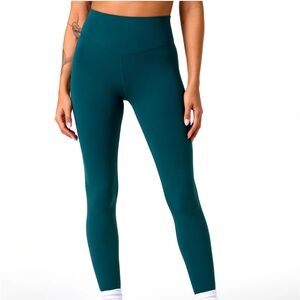 NWT! ✨Vuori Chilled Out Legging✨. Size X-Small. Color Moss.